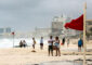 Turistas caminan por una playa con alto oleaje debido a la tormenta tropical Helen este martes, en el balneario de Cancún (México). La tormenta tropical Helene, formada este martes, se ha intensificado sobre el noroeste del Caribe mexicano, tras el paso John, que tocó tierra el lunes por la noche como huracán categoría 3, informó el Servicio Meteorológico Nacional (SMN). EFE/ Alonso Cupul