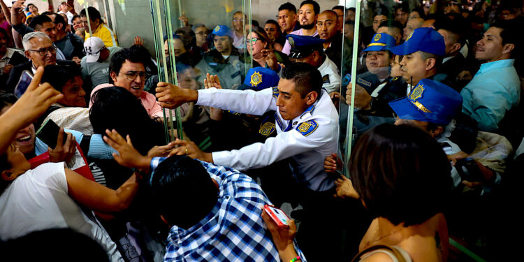 Los trabajadores judiciales mexicanos continuaron con sus protestas y reivindicaciones frente a la reforma judicial impulsada por el presidente Andrés Manuel López Obrador que fue finalmente aprobada en la Cámara de Diputados en la madrugada de este miércoles. EFE/ José Méndez