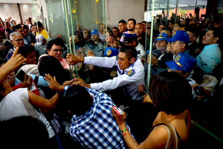 Los trabajadores judiciales mexicanos continuaron con sus protestas y reivindicaciones frente a la reforma judicial impulsada por el presidente Andrés Manuel López Obrador que fue finalmente aprobada en la Cámara de Diputados en la madrugada de este miércoles. EFE/ José Méndez