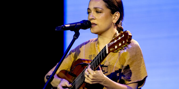 Lafourcade se convirtió en la primera Embajadora de la Música por la Paz tras ser honrada con esta distinción durante la clausura de la 19 Cumbre Mundial de Premios Nobel de la Paz, realizada en el norteño estado mexicano de Nuevo León. EFE/ Miguel Sierra