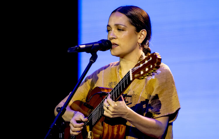 Lafourcade se convirtió en la primera Embajadora de la Música por la Paz tras ser honrada con esta distinción durante la clausura de la 19 Cumbre Mundial de Premios Nobel de la Paz, realizada en el norteño estado mexicano de Nuevo León. EFE/ Miguel Sierra