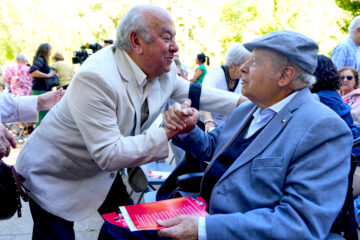 El sobrino de Pablo Neruda Rodolfo Reyes (i) saluda al músico Chileno Eulogio Davalos durante la inauguración de un mural homenaje creado por el 'Mono' González y Roc Blackblock en Barcelona, una obra que alude a la gesta diplomática del escritor chileno para embarcar en el barco Winnipeg a más de 2.000 refugiados republicanos. EFE/Alejandro García