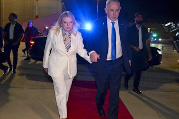 El primer ministro israelí, Benjamín Netanyahu (d), acompañado de su mujer Sara (i), partió la madrugada de este jueves hacia Nueva York, donde se dirigirá mañana viernes a la Asamblea General de la ONU en medio de los esfuerzos para un posible alto el fuego con Hizbulá en el frente norte. EFE/ Avi Ohayon (gpo)