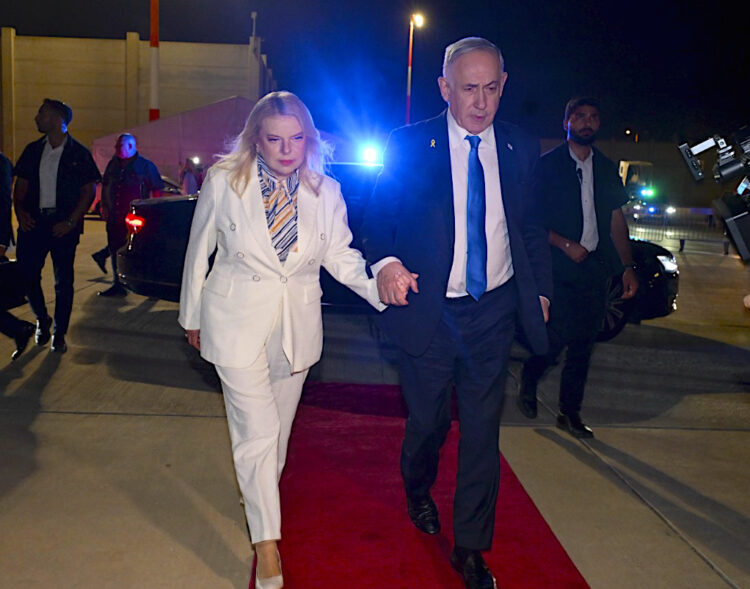 El primer ministro israelí, Benjamín Netanyahu (d), acompañado de su mujer Sara (i), partió la madrugada de este jueves hacia Nueva York, donde se dirigirá mañana viernes a la Asamblea General de la ONU en medio de los esfuerzos para un posible alto el fuego con Hizbulá en el frente norte. EFE/ Avi Ohayon (gpo)