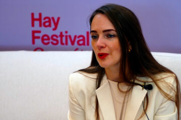 La ucraniana ganadora del Nobel de la Paz 2022, Oleksandra Matviichuk, habla este domingo durante una entrevista con EFE en el marco del Hay Festival de Querétaro (México). Matviichuk analizó la situación de su país en cuestiones de derechos humanos ante la invasión rusa  y se posicionó sobre la postura del gobierno mexicano frente al conflicto. EFE/Sergio Adrián Ángeles