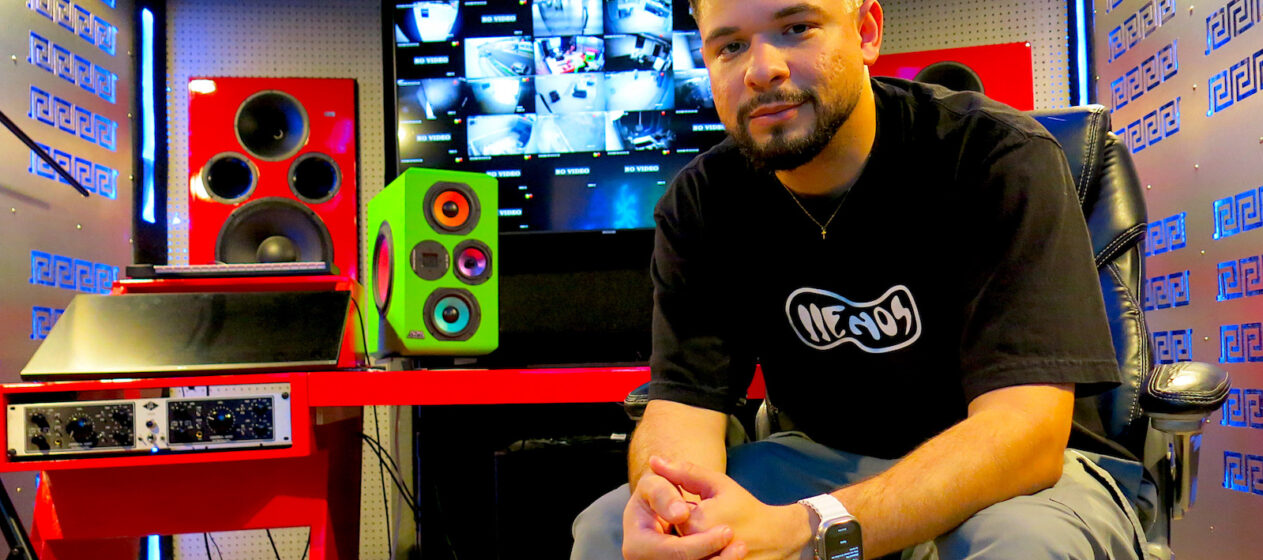 Fotografía del 26 de agosto de 2024 del cantante y productor musical Onell Díaz, posando durante una entrevista con EFE, en Carolina, San Juan (Puerto Rico). Criado en el estudio de grabación de un pilar del reguetón como DJ Nelson, su hijo Onell Díaz se abrió camino en ese género para luego evolucionar a la música cristiana, que reconoce en entrevista con EFE "no es tan popular" y supone ir "en contra de la corriente". EFE/ Jorge J. Muñiz