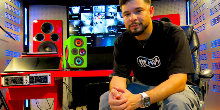 Fotografía del 26 de agosto de 2024 del cantante y productor musical Onell Díaz, posando durante una entrevista con EFE, en Carolina, San Juan (Puerto Rico). Criado en el estudio de grabación de un pilar del reguetón como DJ Nelson, su hijo Onell Díaz se abrió camino en ese género para luego evolucionar a la música cristiana, que reconoce en entrevista con EFE "no es tan popular" y supone ir "en contra de la corriente". EFE/ Jorge J. Muñiz