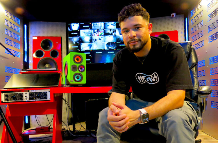 Fotografía del 26 de agosto de 2024 del cantante y productor musical Onell Díaz, posando durante una entrevista con EFE, en Carolina, San Juan (Puerto Rico). Criado en el estudio de grabación de un pilar del reguetón como DJ Nelson, su hijo Onell Díaz se abrió camino en ese género para luego evolucionar a la música cristiana, que reconoce en entrevista con EFE "no es tan popular" y supone ir "en contra de la corriente". EFE/ Jorge J. Muñiz