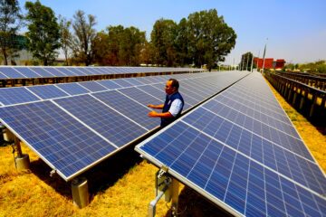 Fotografía de archivo fechada el 4 de junio de 2023 de paneles solares en el municipio de Tonalá en el estado de Jalisco (México). La industria solar en América Latina podría registrar un crecimiento de entre el 10 y el 15 % en promedio por país durante 2025, similar al presente año, según anticipa Sergio Rodríguez, gerente de servicio de Solis, uno de los fabricantes de inversores fotovoltaicos más grande en el mundo. EFE/Francisco Guasco/ARCHIVO