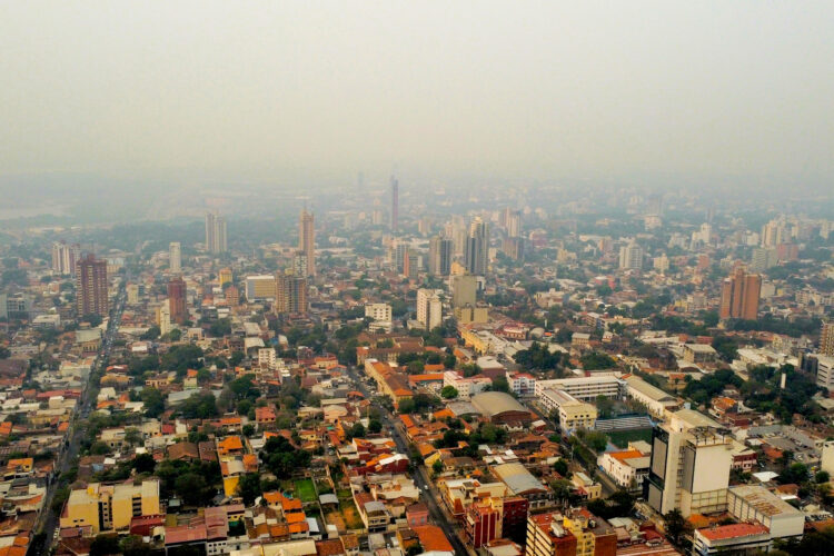 El Ministerio de Salud Pública y Bienestar Social de Paraguay declaró este martes "alerta epidemiológica" debido a la mala calidad del aire en vastas zonas del país a causa de los incendios en la zona del Chaco (oeste) y del humo procedente del fuego en Bolivia y Brasil. EFE/ Juan Pablo Pino