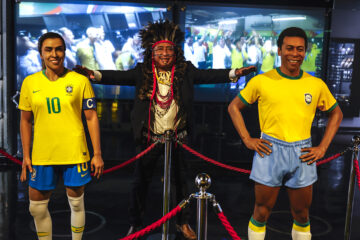 Un líder indígena posa junto a una imagen del astro brasileño 'Pelé' (d) y la jugadora Marta en el Museo del Fútbol después del sorteo de la primera Copa de Fútbol de los Pueblos Indígenas, conocida en portugués como Taca dos Povos Indigenas, en la sede de la Confederación Brasileña de Fútbol (CBF) en Río de Janeiro (Brasil). EFE/ Antonio Lacerda