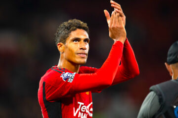 Fotografía de archivo que muestra al jugador del Manchester United Raphael Varane mientras celebra la victoria del equipo ante el Wolverhampton Wanderers en Manchester el pasado 14 de agosto de 2024. El defensa internacional francés Raphael Varane, exjugador de Lens, Real Madrid y Manchester United, ha anunciado este martes, a través de una carta publicada en sus redes, su retirada del fútbol profesional con tan solo 31 años. EFE/ Peter Powell