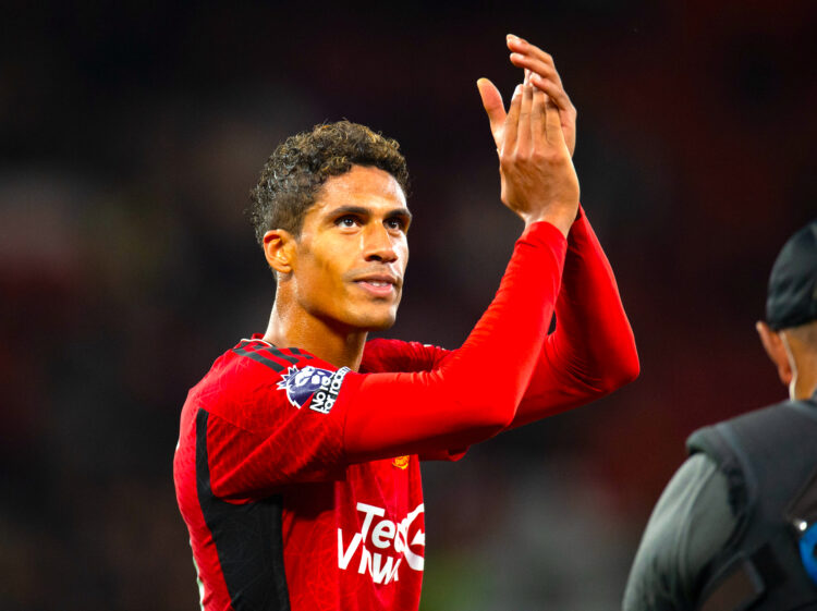 Fotografía de archivo que muestra al jugador del Manchester United Raphael Varane mientras celebra la victoria del equipo ante el Wolverhampton Wanderers en Manchester el pasado 14 de agosto de 2024. El defensa internacional francés Raphael Varane, exjugador de Lens, Real Madrid y Manchester United, ha anunciado este martes, a través de una carta publicada en sus redes, su retirada del fútbol profesional con tan solo 31 años. EFE/ Peter Powell