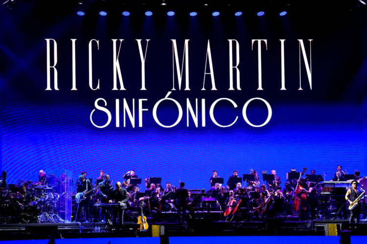 El cantante puertorriqueño Ricky Martin presenta un espectáculo junto a la Orquesta Sinfónica Nacional, como parte de su gira Ricky Martin Sinfónico, en Ciudad de Guatemala (Guatemala). EFE/ STR