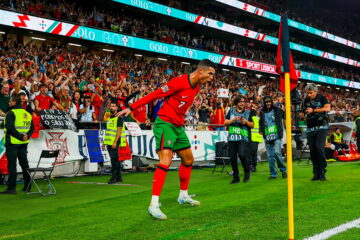 Finalmente, en el minuto 88, Cristiano Ronaldo anotaba el tanto de la victoria tras rematar a placer en el área pequeña. (Lisboa) EFE/EPA/JOSE SENA GOULAO