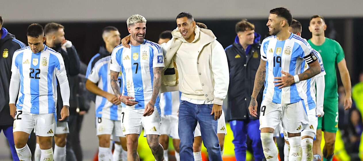 Jugadores de Argentina celebran con Ángel Di María (2-d) este jueves, al final de un partido de las eliminatorias sudamericana para el Mundial 2026 entre Argentina y Chile en el estadio Más Monumental en Buenos Aires (Argentina). EFE/ Juan Ignacio Roncoroni