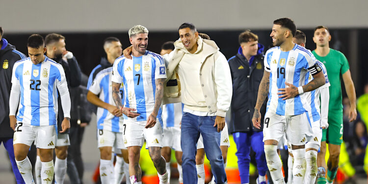 Jugadores de Argentina celebran con Ángel Di María (2-d) este jueves, al final de un partido de las eliminatorias sudamericana para el Mundial 2026 entre Argentina y Chile en el estadio Más Monumental en Buenos Aires (Argentina). EFE/ Juan Ignacio Roncoroni