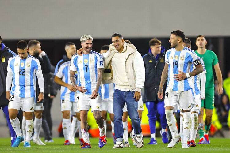 Jugadores de Argentina celebran con Ángel Di María (2-d) este jueves, al final de un partido de las eliminatorias sudamericana para el Mundial 2026 entre Argentina y Chile en el estadio Más Monumental en Buenos Aires (Argentina). EFE/ Juan Ignacio Roncoroni