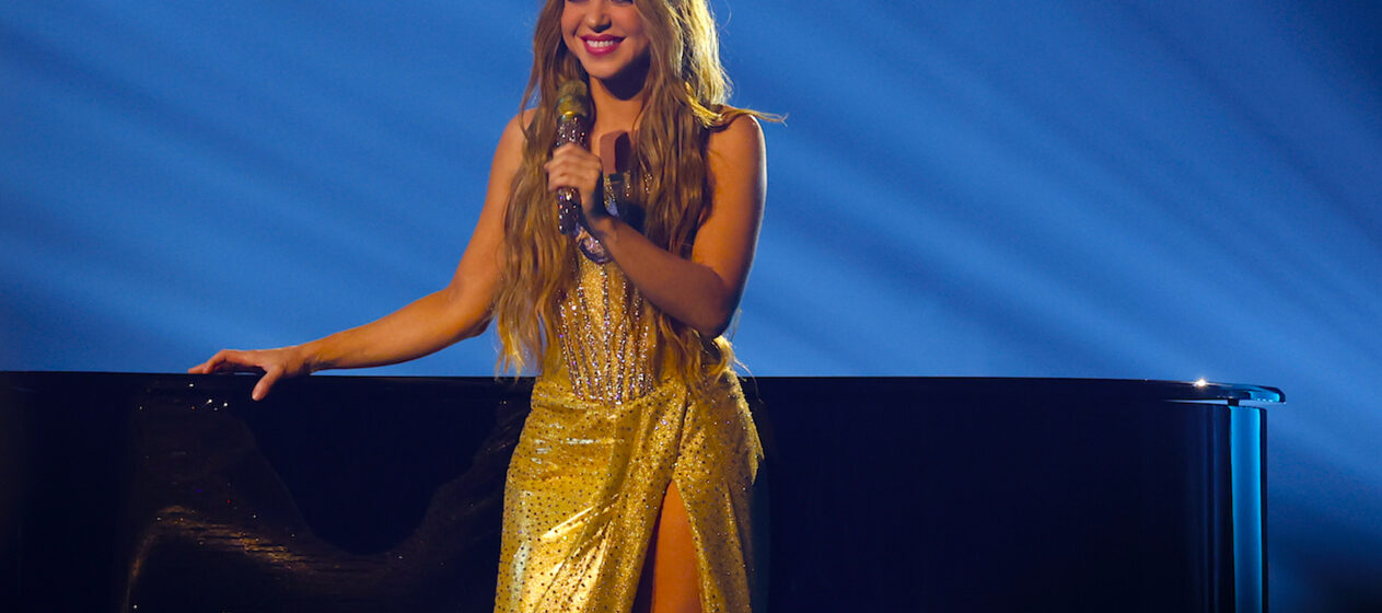 Fotografía de archivo del 16 de noviembre de 2023 de la cantante colombiana Shakira durante su actuación en la gala anual de los Latin Grammy en Sevilla (España). Shakira lanzó este miércoles su nueva canción 'Soltera', un tema que tiene influencias afrobeat y que espera se convierta en un "himno femenino", informó la disquera Sony Music. EFE/Julio Muñoz ARCHIVO