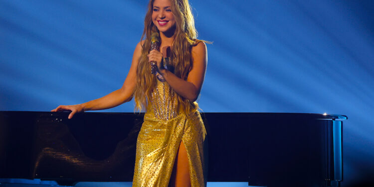 Fotografía de archivo del 16 de noviembre de 2023 de la cantante colombiana Shakira durante su actuación en la gala anual de los Latin Grammy en Sevilla (España). Shakira lanzó este miércoles su nueva canción 'Soltera', un tema que tiene influencias afrobeat y que espera se convierta en un "himno femenino", informó la disquera Sony Music. EFE/Julio Muñoz ARCHIVO