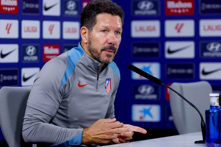 El entrenador del Atlético de Madrid Diego Simeone, durante la rueda de prensa posterior al entrenamiento que el conjunto ha llevado a cabo este miércoles, en la Ciudad Deportiva Wanda de Majadahonda para preparar el partido de Liga que mañana disputarán ante el Celta de Vigo. EFE/ J.J. Guillen