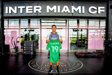 Fotografía cedida por el Inter Miami del portero argentino Óscar Ustari posando con la camiseta del Inter Miami este lunes, en Miami (Fl, EE.UU.). El Inter Miami de Leo Messi anunció el fichaje hasta el final de la presente temporada del veterano portero argentino Óscar Ustari, de 38 años, que en su larga carrera también vistió la camiseta del Getafe. EFE/ Inter Miami