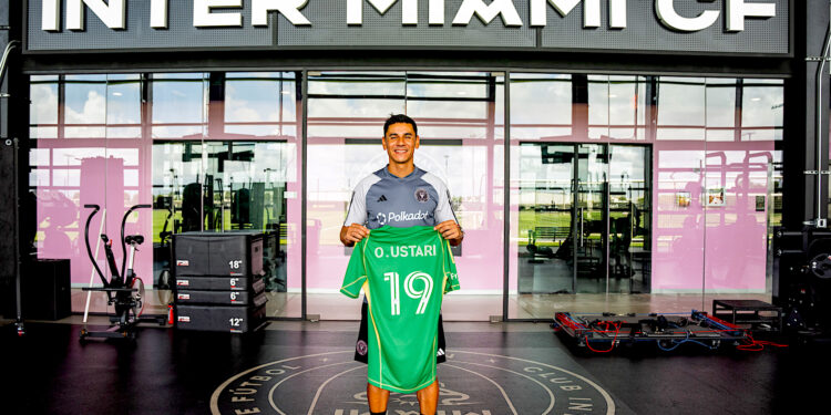 Fotografía cedida por el Inter Miami del portero argentino Óscar Ustari posando con la camiseta del Inter Miami este lunes, en Miami (Fl, EE.UU.). El Inter Miami de Leo Messi anunció el fichaje hasta el final de la presente temporada del veterano portero argentino Óscar Ustari, de 38 años, que en su larga carrera también vistió la camiseta del Getafe. EFE/ Inter Miami