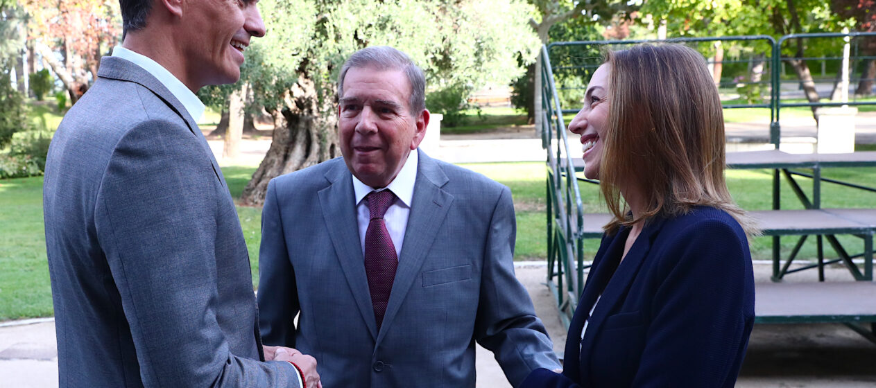 El presidente del Gobierno, Pedro Sánchez, recibe al opositor venezolano Edmundo González (c) y a su hija Carolina González (d)en el Palacio de La Moncloa, en Madrid, este jueves. EFE/ Fernando Calvo/Pool Moncloa