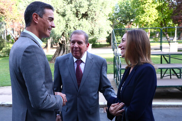 El presidente del Gobierno, Pedro Sánchez, recibe al opositor venezolano Edmundo González (c) y a su hija Carolina González (d)en el Palacio de La Moncloa, en Madrid, este jueves. EFE/ Fernando Calvo/Pool Moncloa