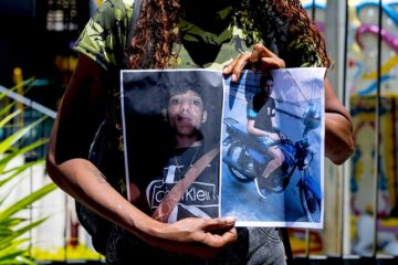 Una mujer sostiene fotografías durante una manifestación y recolección de insumos para familiares presos, en Caracas (Venezuela). Un grupo de familiares de los adolescentes detenidos en Venezuela denunció que los menores sufrieron "torturas" en los centros de detención, a donde fueron trasladados después de ser aprehendidos en el contexto de la protestas contra el resultado de las elecciones del 28 de julio, que ratificó a Nicolás Maduro como presidente electo. EFE/ Miguel Gutiérrez