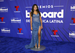 45abd113cb757b8de4f05b0be7010d1976647cf0w-300x213 El negro y los diseños clásicos intervenidos dominaron la alfombra de los Latin Billboards