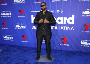 45abd113cb757b8de4f05b0be7010d1976647cf0w-300x213 El negro y los diseños clásicos intervenidos dominaron la alfombra de los Latin Billboards