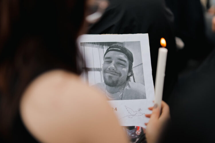 Una fanática sostiene una foto del cantante Liam Payne, fallecido este miércoles tras caer de un tercer piso en un hotel, durante un homenaje al artista este jueves, en el Obelisco en Buenos Aires (Argentina).