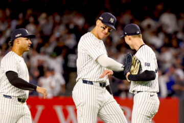 Aaron Judge (C) de los Yankees de Nueva York y sus compañeros reaccionan al ganar un juego contra los Kansas City Royals del primer juego de playoffs de la Serie Divisional de la Liga Americana de la Major League Baseball (MLB) entre los Kansas City Royals y los New York Yankees en Nueva York, Nueva York, 05 de octubre de 2024. La serie es al mejor de cinco juegos. (Nueva York) EFE/EPA/SARAH YENESEL