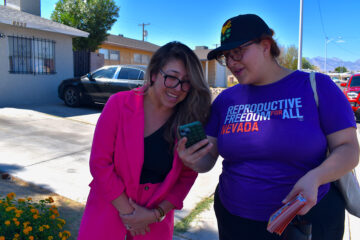 Fotografía del 3 de octubre de 2024 de Liliana Trejo, una voluntaria de la ONG Reproductive Freedom for All, explicando a una mujer las ventajas del voto a favor de la protección del aborto en la constitución de Nevada, en Las Vegas, Nevada (EE.UU.). La respuesta de la comunidad latina a la iniciativa que busca proteger el aborto en la Constitución de Nevada, un estado clave en las próximas elecciones, desafía los estigmas que sugieren que este sector de la población estadounidense se opone a los derechos reproductivos. EFE/Mónica Rubalcava