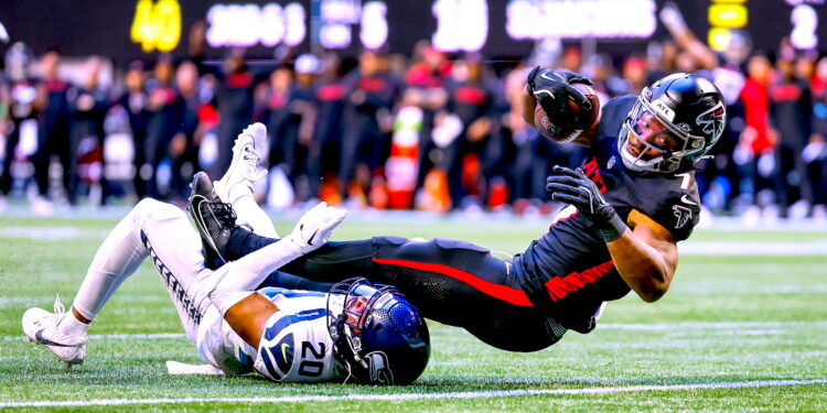 El corredor de los Atlanta Falcons Bijan Robinson (R) se sumerge en la zona final para un touchdown contra el seguridad de los Seattle Seahawks Julian Love (L) durante la primera mitad de un partido de fútbol americano de la NFL entre los Seattle Seahawks y los Atlanta Falcons en Atlanta, Georgia, EE. UU., 20 de octubre de 2024. EFE/EPA/ERIK S. LESSER