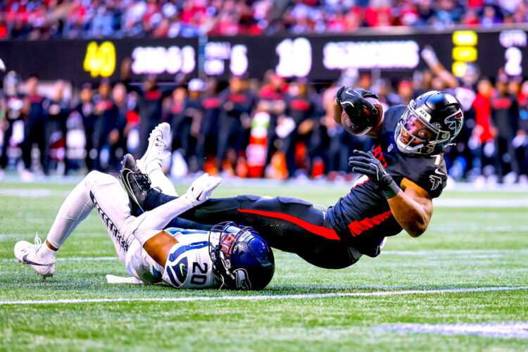 El corredor de los Atlanta Falcons Bijan Robinson (R) se sumerge en la zona final para un touchdown contra el seguridad de los Seattle Seahawks Julian Love (L) durante la primera mitad de un partido de fútbol americano de la NFL entre los Seattle Seahawks y los Atlanta Falcons en Atlanta, Georgia, EE. UU., 20 de octubre de 2024. EFE/EPA/ERIK S. LESSER