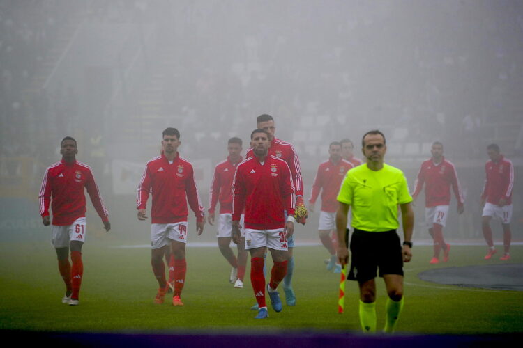 Los jugadores abandonan el campo mientras el partido de fútbol de la Liga Portugal entre Nacional y Benfica se interrumpe debido a una fuerte niebla, en el Estadio Madeira en Funchal, Portugal, 06 de octubre de 2024. EFE/EPA/HOMEM DE GOUVEIA