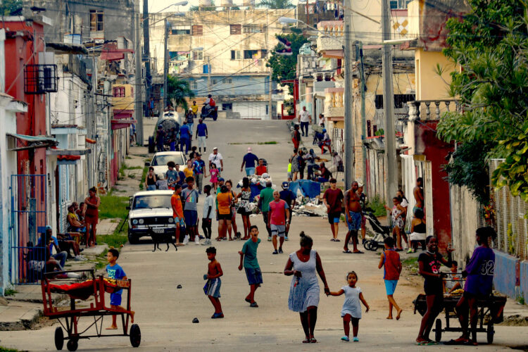 Fotografía del 20 de octubre de 2024 de personas caminando por una calle durante un apagón nacional, en La Habana (Cuba). La estatal Unión Eléctrica (UNE) de Cuba informó este lunes de que ya alrededor del 50 % de los pobladores de La Habana cuentan con suministro energético, tras casi 72 horas del apagón total registrado en la isla. EFE/ Yander Zamora