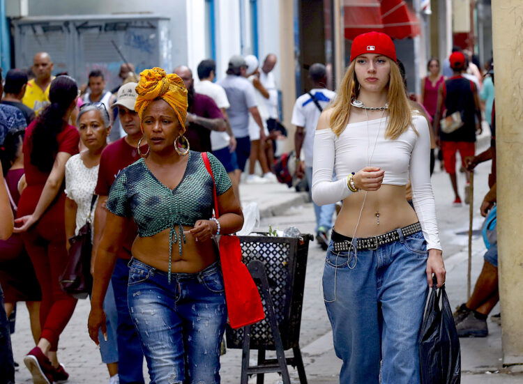 Varios transeúntes caminan por el boulevard de la calle Obispo este martes, en La Habana (Cuba). EFE/ Yander Zamora