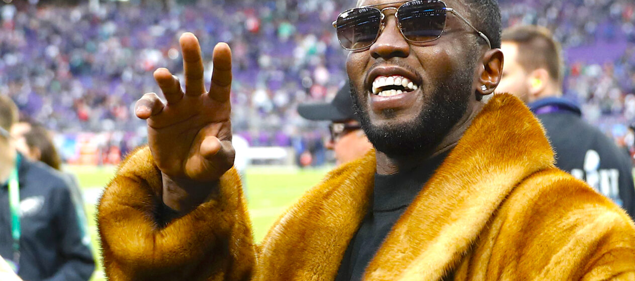 Fotografía de archivo deL 4 de febrero de 2018 de Sean 'Diddy' Combs, saludando antes del inicio del Super Bowl LII en el US Bank Stadium, en Minneapolis, Minnesota (Estados Unidos). Seis hijos del rapero y productor Sean 'Diddy' Combs salieron en defensa de su padre, detenido sin derecho a fianza en una prisión federal en Nueva York tras ser acusado el pasado mes de crimen organizado, tráfico sexual y trata de personas. EFE/ Erik S. Lesser ARCHIVO