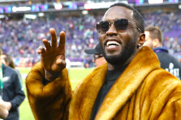 Fotografía de archivo deL 4 de febrero de 2018 de Sean 'Diddy' Combs, saludando antes del inicio del Super Bowl LII en el US Bank Stadium, en Minneapolis, Minnesota (Estados Unidos). Seis hijos del rapero y productor Sean 'Diddy' Combs salieron en defensa de su padre, detenido sin derecho a fianza en una prisión federal en Nueva York tras ser acusado el pasado mes de crimen organizado, tráfico sexual y trata de personas. EFE/ Erik S. Lesser ARCHIVO