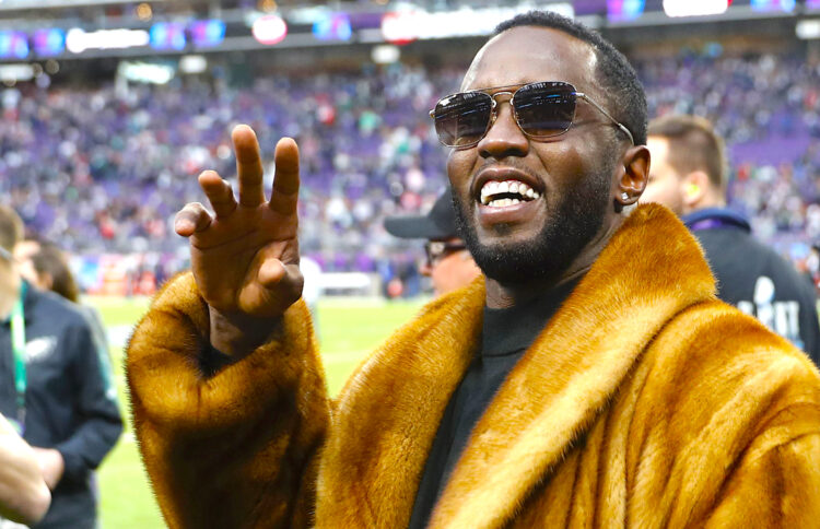 Fotografía de archivo deL 4 de febrero de 2018 de Sean 'Diddy' Combs, saludando antes del inicio del Super Bowl LII en el US Bank Stadium, en Minneapolis, Minnesota (Estados Unidos). Seis hijos del rapero y productor Sean 'Diddy' Combs salieron en defensa de su padre, detenido sin derecho a fianza en una prisión federal en Nueva York tras ser acusado el pasado mes de crimen organizado, tráfico sexual y trata de personas. EFE/ Erik S. Lesser ARCHIVO