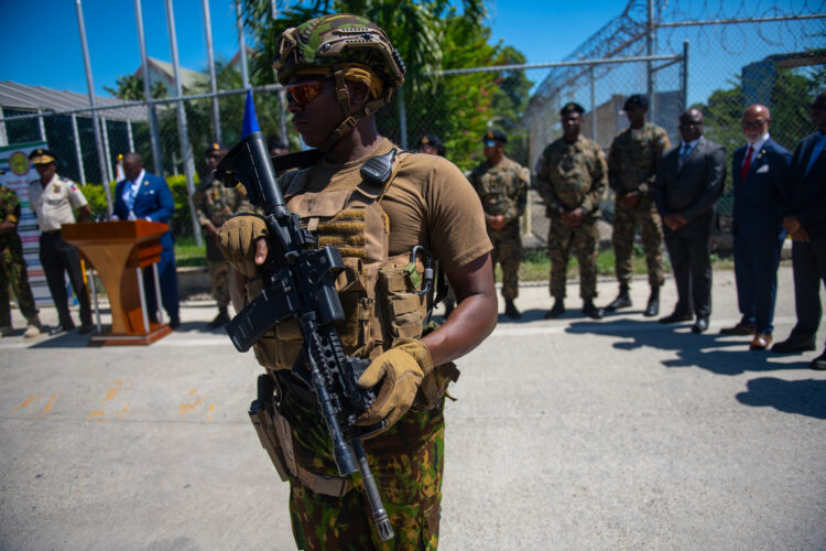 Militares de Bahamas son recibidos por la Policía Nacional de Haití este viernes, en Puerto Príncipe (Haití). El contingente llegó a la capital haitiana a bordo de un avión de una compañía de Bahamas, país que en agosto pasado prometió el envío de 150 efectivos. EFE/ Johnson Sabin