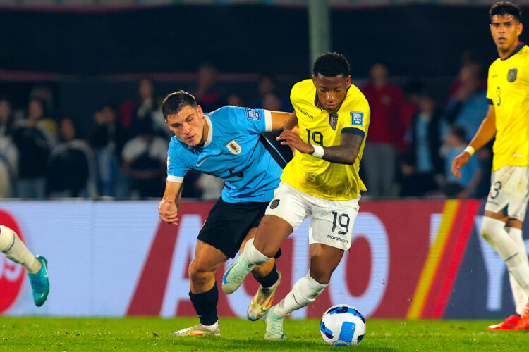 Manuel Ugarte (i) de Uruguay disputa un balón con Gonzalo Plata de Ecuador este martes, en un partido de las eliminatorias sudamericanas para el Mundial 2026, en el estadio Centenario de Montevideo (Uruguay). EFE/ Gastón Britos