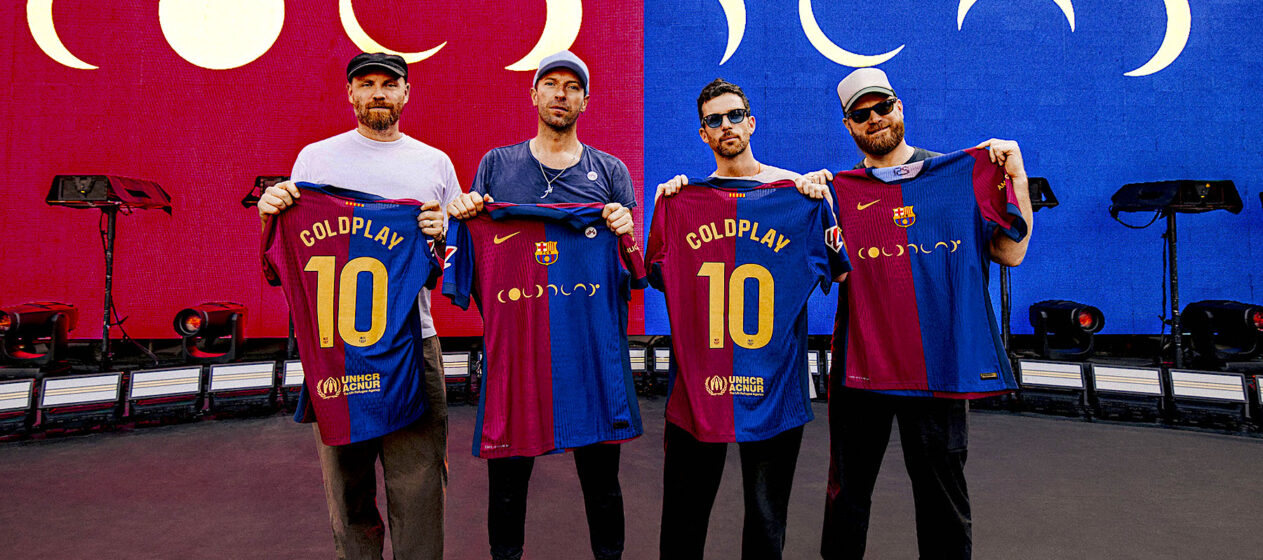 Los miembros de la banda Coldplay posan con las camisetas que el equipo masculino del Barcelona lucirá con el logotipo del grupo británico en el partido del próximo 26 de octubre en el Bernabéu ante el Real Madrid, y que el femenino llevará el 2 de noviembre ante el Eibar, dentro del acuerdo que la entidad azulgrana mantiene con Spotify, uno de sus principales patrocinadores. EFE/FC Barcelona