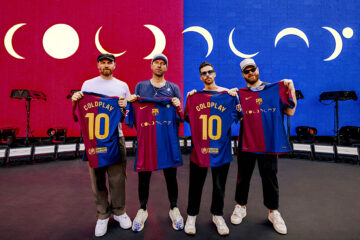 Los miembros de la banda Coldplay posan con las camisetas que el equipo masculino del Barcelona lucirá con el logotipo del grupo británico en el partido del próximo 26 de octubre en el Bernabéu ante el Real Madrid, y que el femenino llevará el 2 de noviembre ante el Eibar, dentro del acuerdo que la entidad azulgrana mantiene con Spotify, uno de sus principales patrocinadores. EFE/FC Barcelona