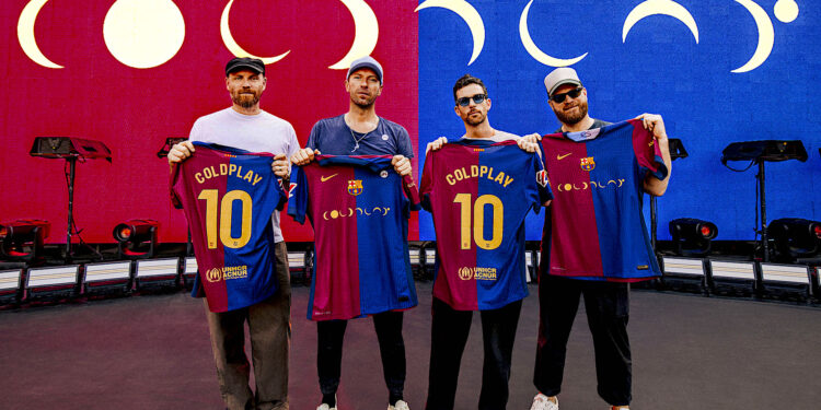 Los miembros de la banda Coldplay posan con las camisetas que el equipo masculino del Barcelona lucirá con el logotipo del grupo británico en el partido del próximo 26 de octubre en el Bernabéu ante el Real Madrid, y que el femenino llevará el 2 de noviembre ante el Eibar, dentro del acuerdo que la entidad azulgrana mantiene con Spotify, uno de sus principales patrocinadores. EFE/FC Barcelona