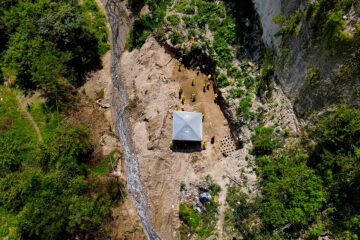 Fotografía del 4 de octubre de 2024 donde se observa la zona donde están siendo excavadas fosas clandestinas, en Tonacatepeque (El Salvador). Ocultas, en parajes escabrosos y bajo tierra, yacen aún en El Salvador las heridas dejadas por las pandillas como fosas clandestinas, donde las autoridades y familiares dan por hecho que se encuentran restos de desaparecidos, enterrados ahí para evitar dejar rastro. EFE/ Vladimir Chicas