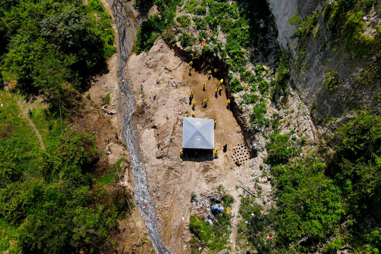 Fotografía del 4 de octubre de 2024 donde se observa la zona donde están siendo excavadas fosas clandestinas, en Tonacatepeque (El Salvador). Ocultas, en parajes escabrosos y bajo tierra, yacen aún en El Salvador las heridas dejadas por las pandillas como fosas clandestinas, donde las autoridades y familiares dan por hecho que se encuentran restos de desaparecidos, enterrados ahí para evitar dejar rastro. EFE/ Vladimir Chicas